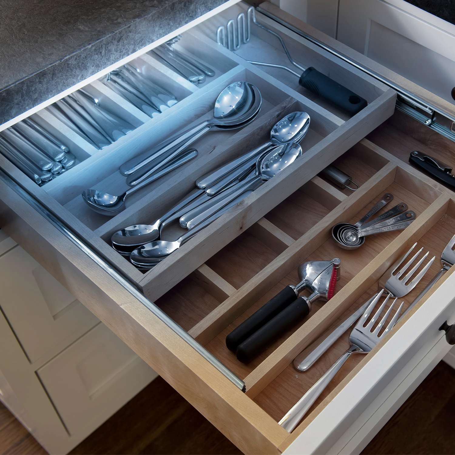 Globe Electric Disinfecting Germicidal Light 13.98 In. L White Battery Powered LED UV-C Smart-Enable - Image 9